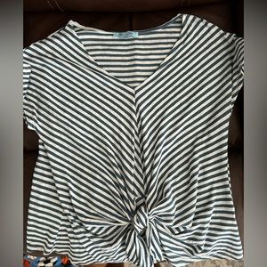 She + Sky size M tie front top